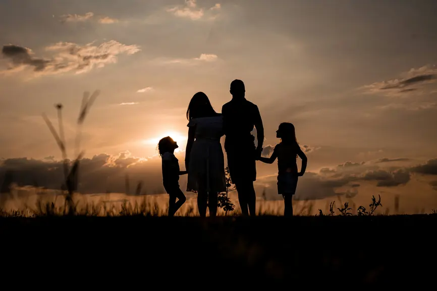 Umrisse einer Familie vor einem Sonnenuntergang