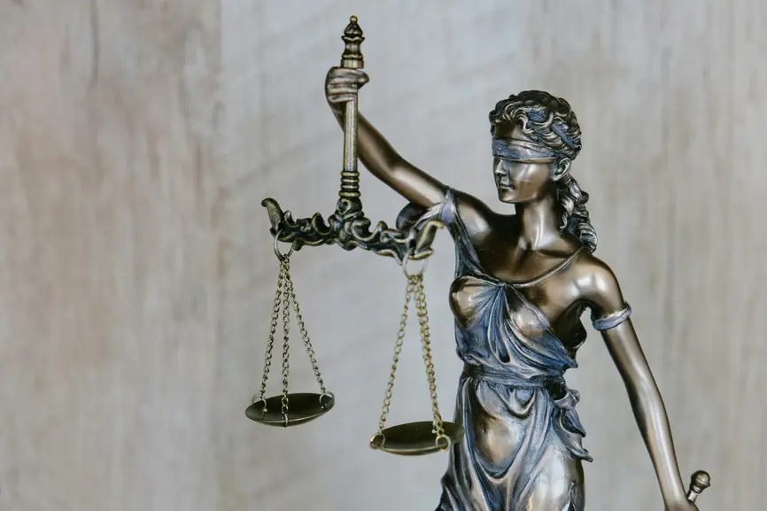 Statue von Justitia mit Waagschalen